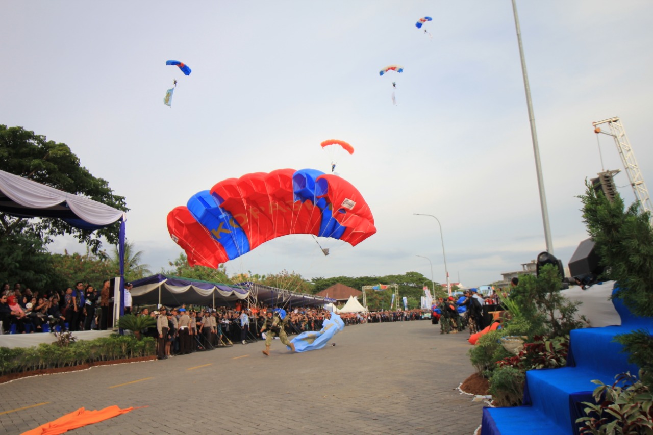 15 Penerjun Payung dan 4 Paramotor Dipastikan Akan Ramaikan Langit Malam Pembukaan Manado Fiesta