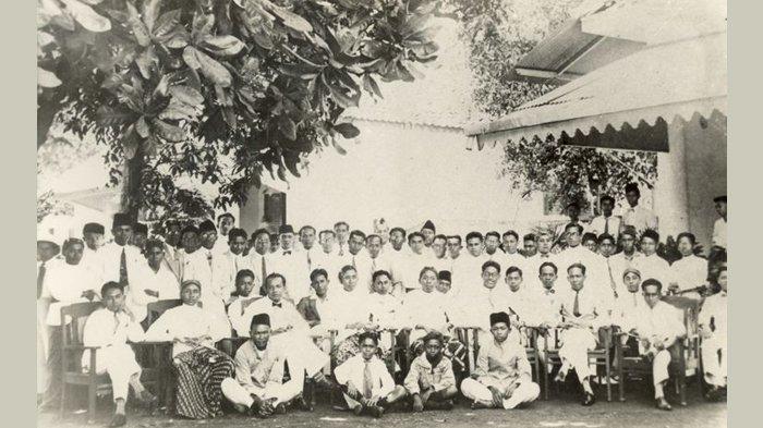 28-oktober-1928-di-halaman-depan-gedung-ic-jl-kramat-106.jpg