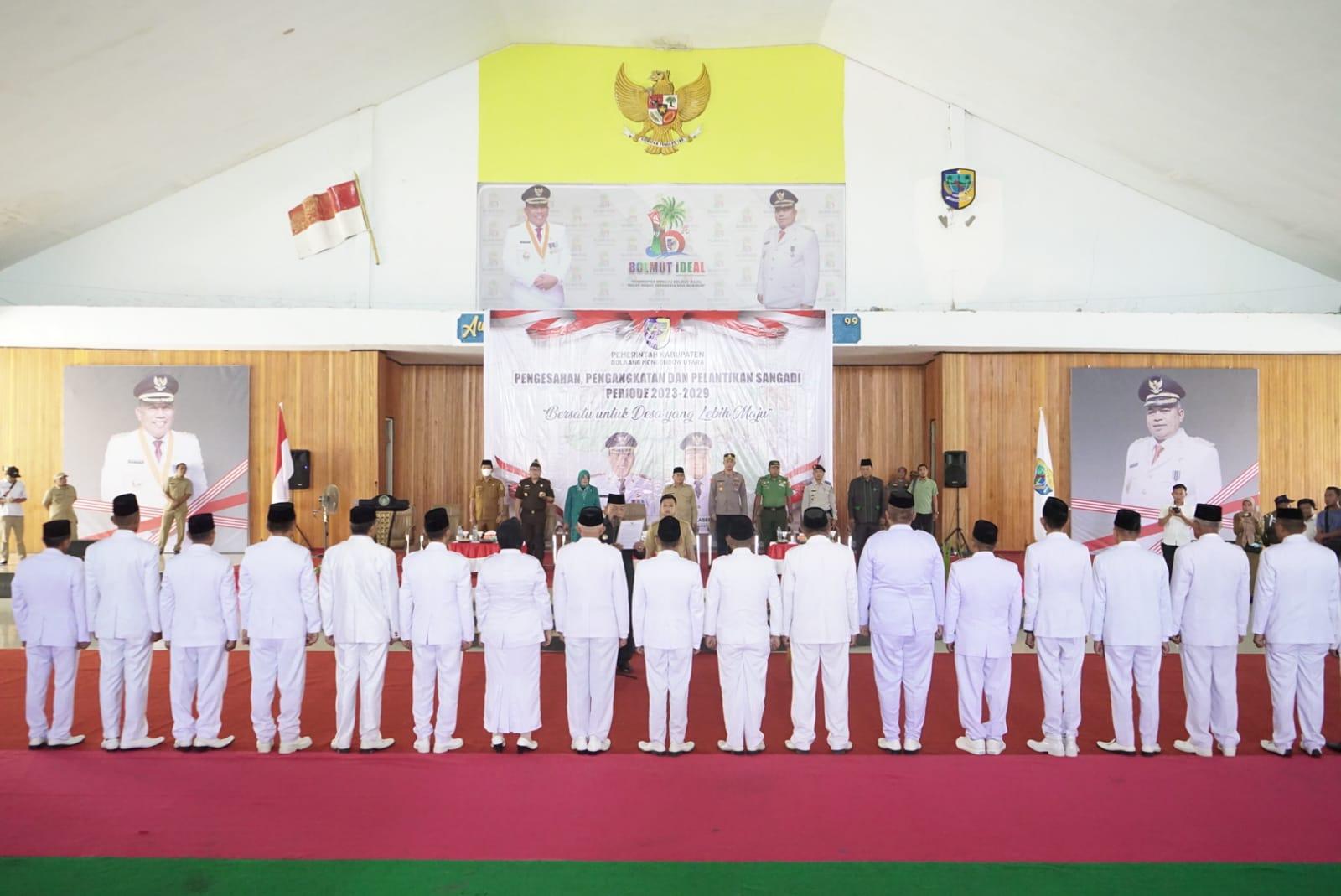32-Sangadi-terpilih-ini-dilantik-langsung-olehBupati-Bolmut-Depri-Pontoh.jpg