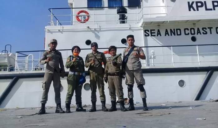 5-personil-sat-pol-pp-minsel-sudah-berada-di-pelabuhan-pontoloan-sulteng_20181003_115221.jpg