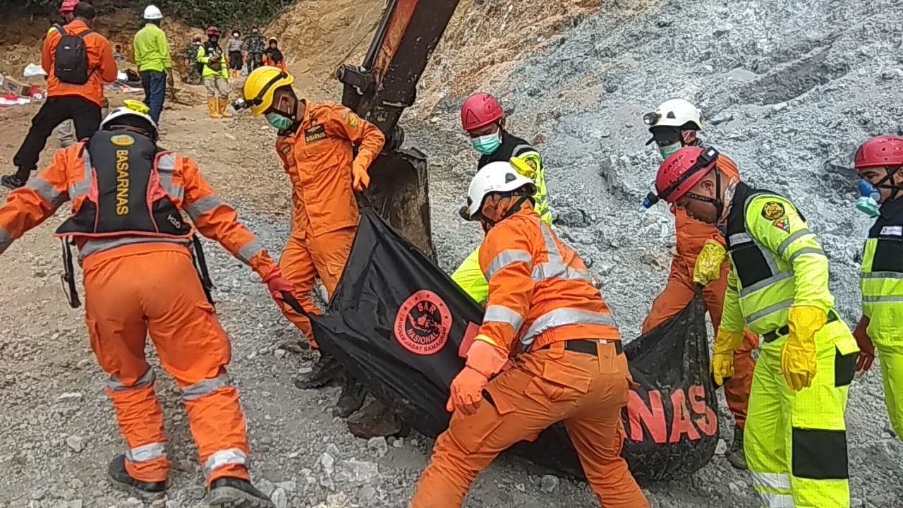 7-kantong-jenazah-korban-longsor-tambang-bakan-berhasil-ditemukan-berikut-daftar-waktunya.jpg