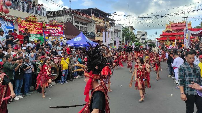 70-Penari-Kabasaran-Musik-Bambu-dan-Masamper-Kawal-Proses-Cap-Go-Meh-di-Manado.jpg