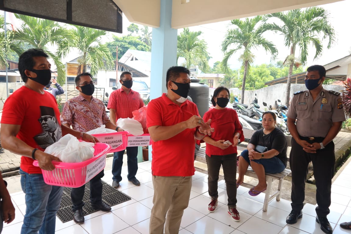 Kader PDI Perjuangan Minut Berikan Bantuan APD Buat Tim Medis, TNI dan Polri