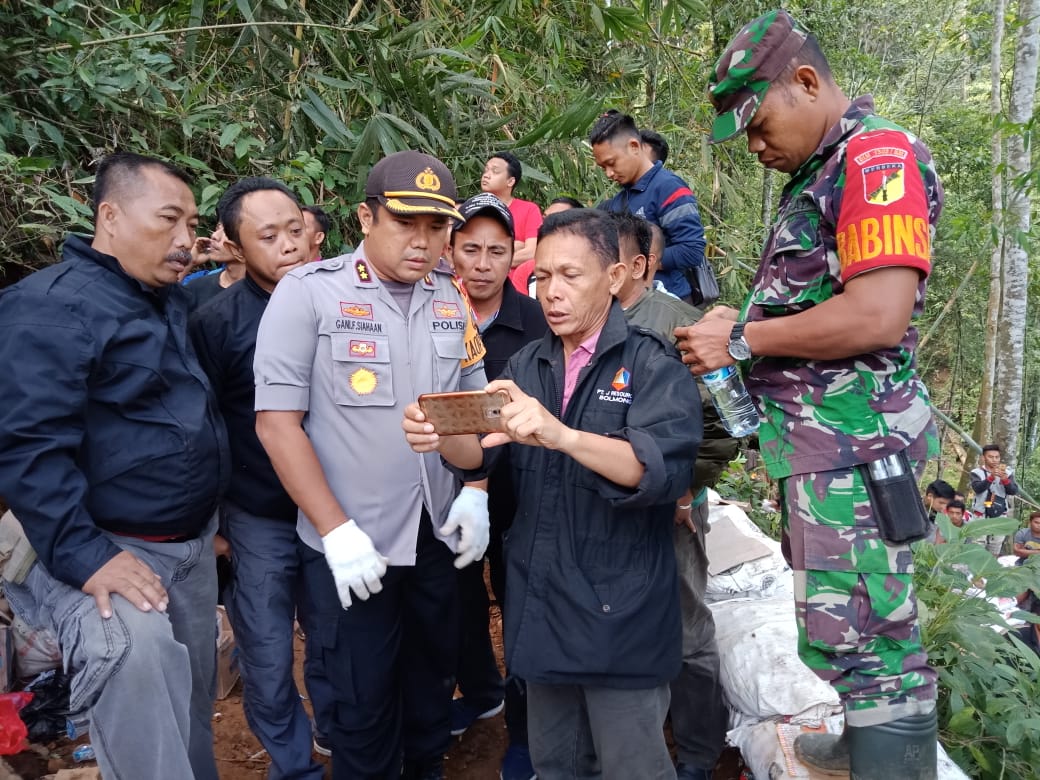 90-polisi-bantu-evakuasi-korban-longsor-tambang-bakan.jpg