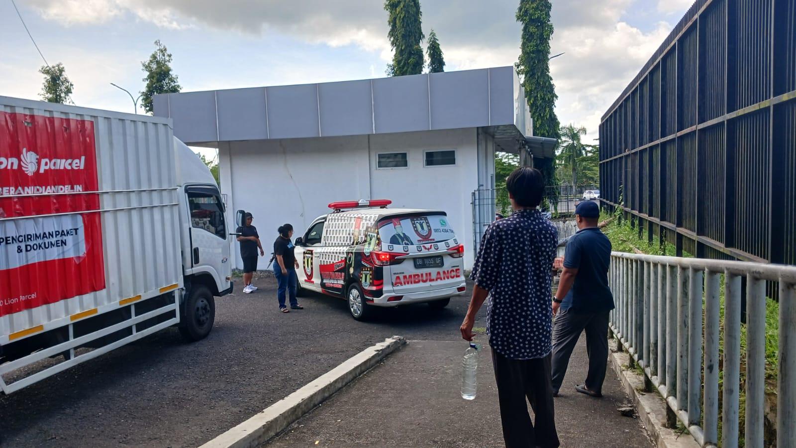 AMBULANS-Ambulans-yang-membawa-jenazah-Florencia-Wibisono-dari-Bandara-Sam.jpg