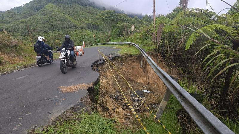 ATOGA-Jalan-rusak-di-jalur-Atoga-Kecamatan-Modayag990.jpg