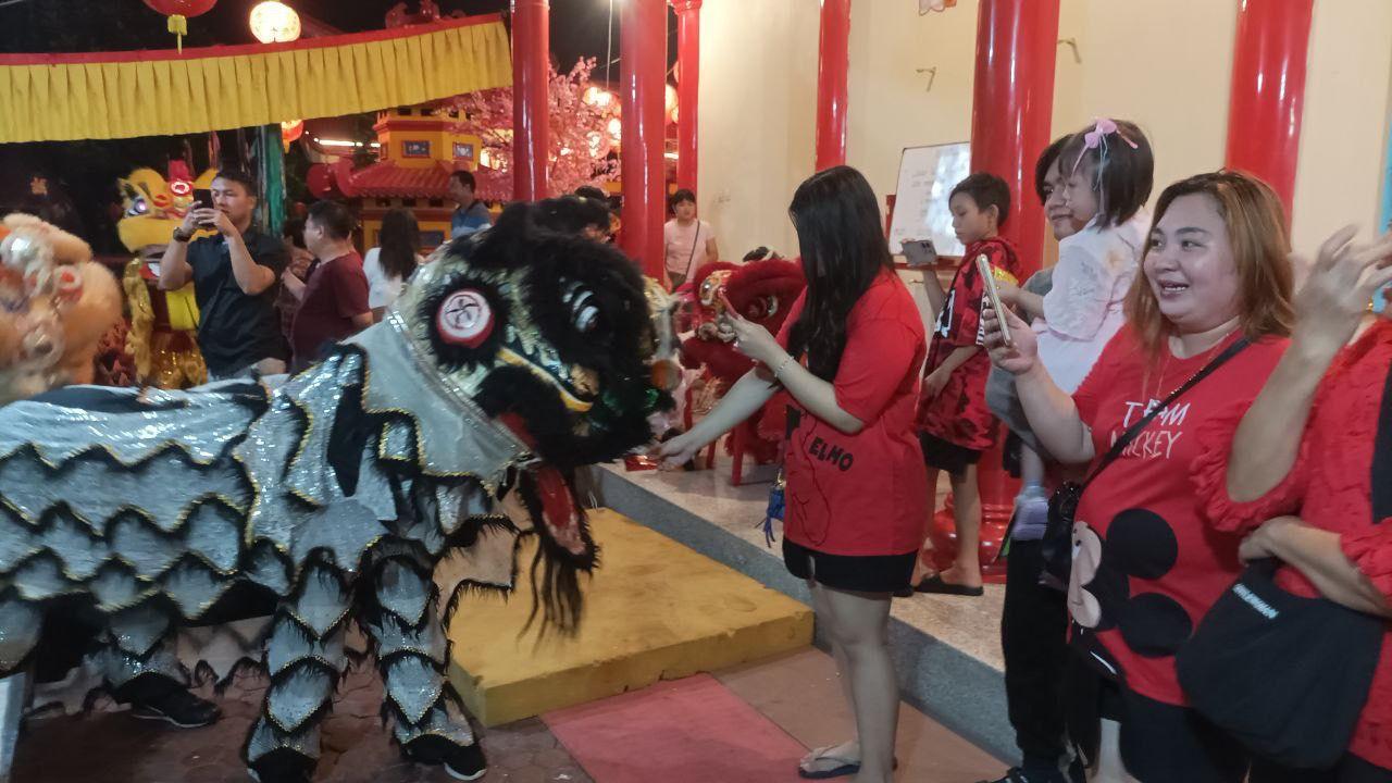 Suasana Aksi Barongsai di Klenteng Seng Bo Kiong Bitung Sulawesi Utara