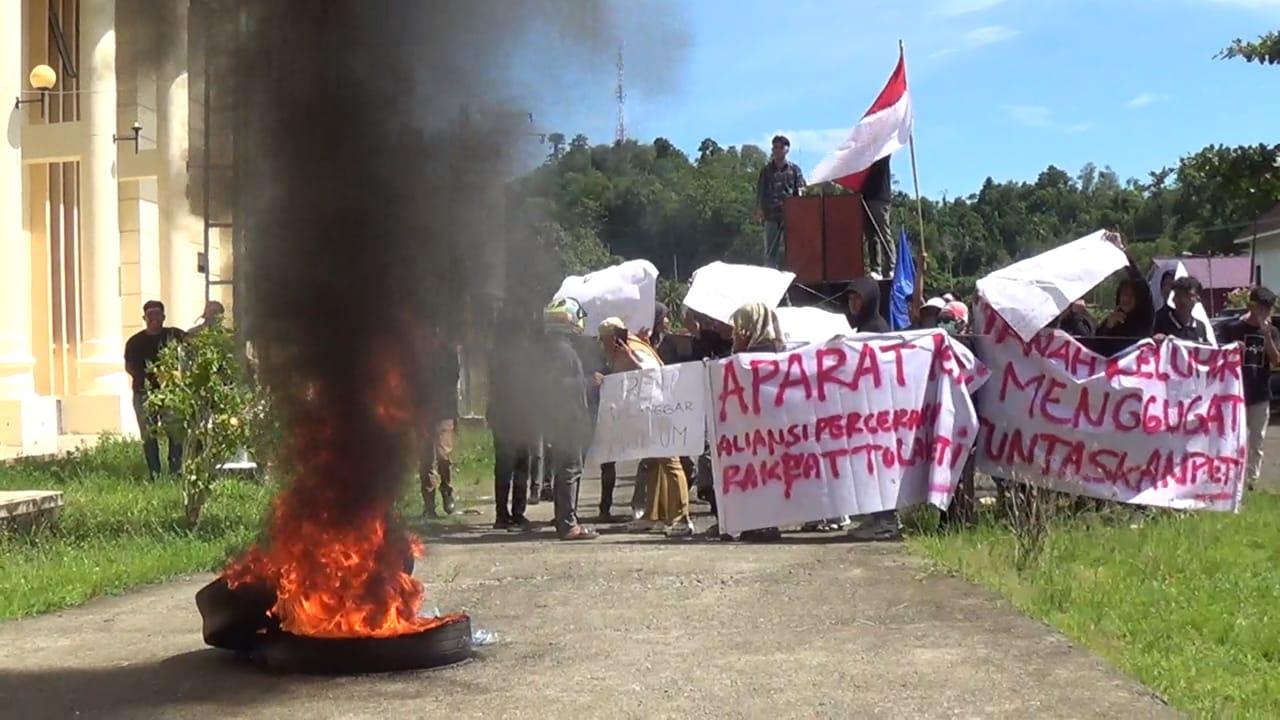 Aksi-Demo-oleh-masyarakat-dan-mahasiswa-di-halaman-Kantor-Bupati-Bolsello.jpg