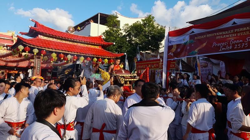 Aksi Tang Sin Tertua dan Termuda dalam Cap Go Meh Manado Sulawesi Utara