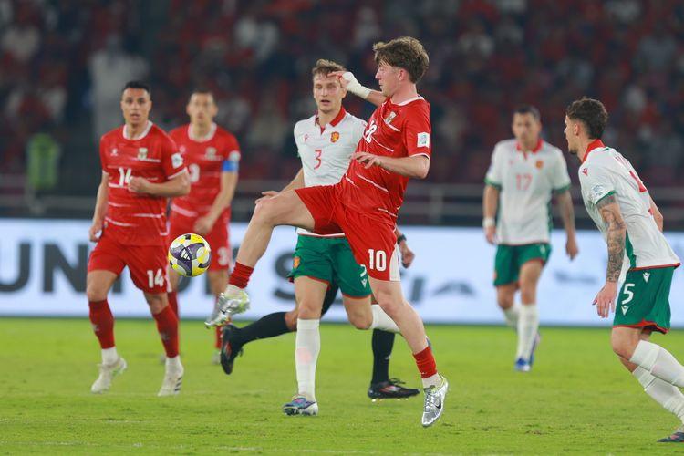 Aksi-penyerang-Timnas-Indonesia-Ole-Romeny-saat-melepas-tembakan-pada-laga-Timnas-Indonesia.jpg