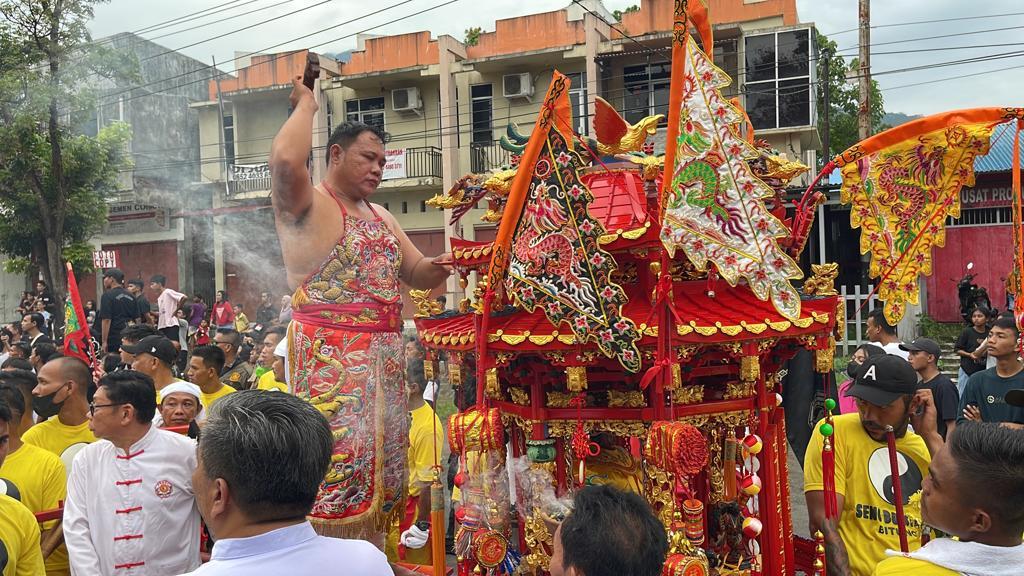 Aksi-tangsin-di-prosesi-Goan-Siau-atau-Cap-Go-Meh-di-Kota-Bitung-Sulawesi-Utara-Minggu-522023.jpg