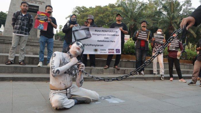 Aksi-teatrikal-mewarnai-aksi-gabungan-sejumlah-organisasi-jurnalis-yue56.jpg