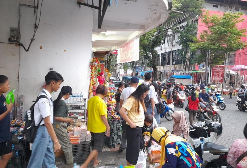 Aktivitas-di-Pasar-45-pusat-Kota-Manado-Rabu-13122023-Pedagang-kaki-lima-depan-pertokoan.jpg