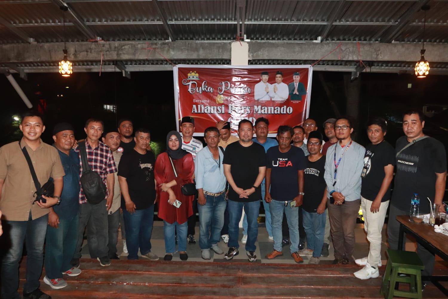 Aliansi-Pers-Manado-APM-menggelar-acara-buka-puasa-bersama-di-Coffee.jpg