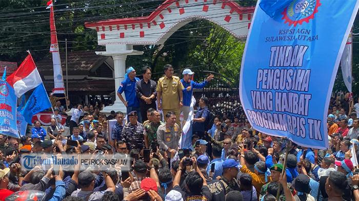 Aliansi-buruh-Sulut-menggelar-aksi-damai-di-Depan-Gerbang-Kantor-Gubernur-Sulawesi-Utara.jpg