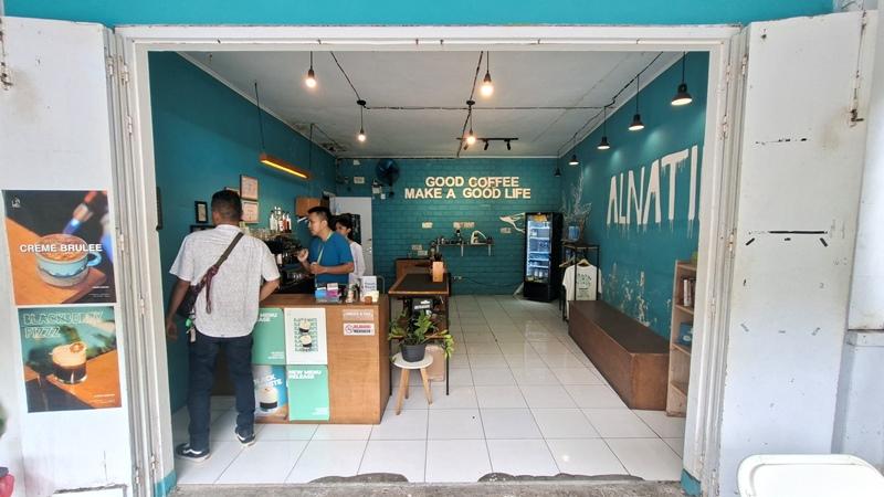 Alnatif-Coffee-yang-dikenal-menyajikan-berbagai-pilihan-kopi-HGJGHJ.jpg
