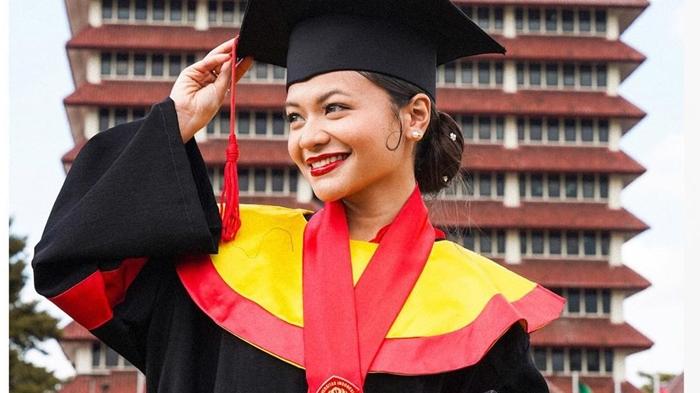 Amel-Carla-kini-bergelar-Sarjana-Hukum-lulus-dari-Fakultas-Hukum-Universitas-Indonesia.jpg