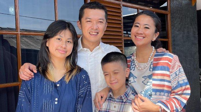 Ami-Gumelar-bersama-suami-dan-kedua-anaknya.jpg
