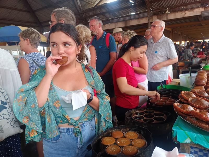 Pesiar di Pasar Tomohon, Wisatawan Mancanegara Cicipi Kue Apang hingga Takjub Lihat Daging Tikus