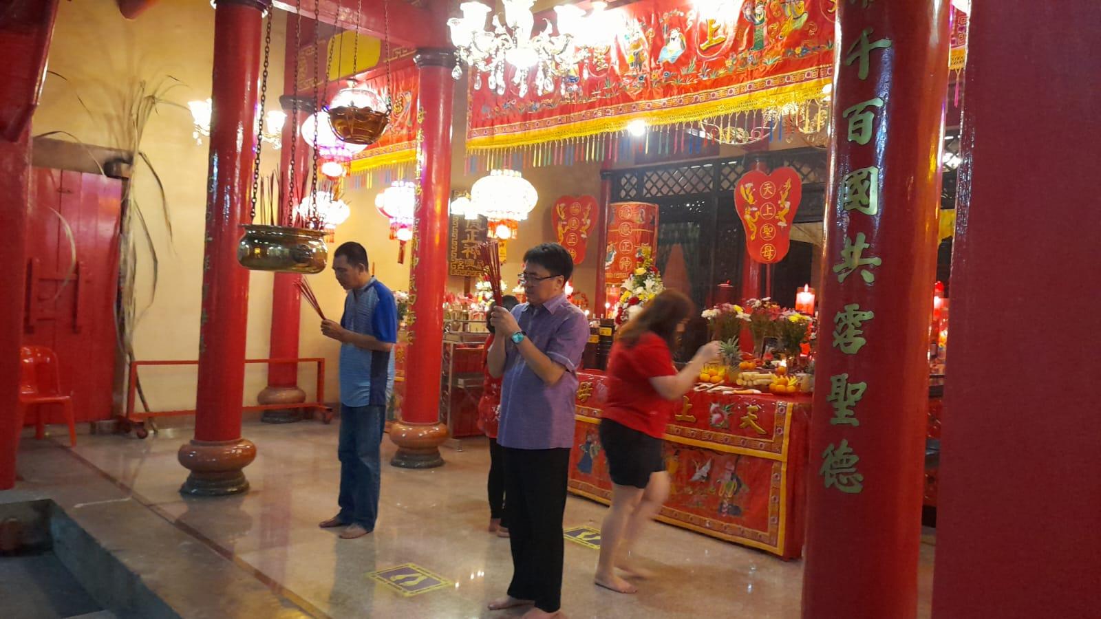 Andrei-Angouw-melakukan-sembahyang-jelang-Imlek-di-Klenteng-Ban-Hin-Kiong-Jumat-922024.jpg