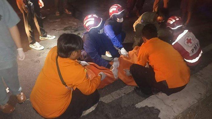 Anggota-BPBD-dan-PMI-Surabaya-melakukan-evakuasi-terhadap-jenazah-korban-kecelakaan-berinisial-ZAF.jpg