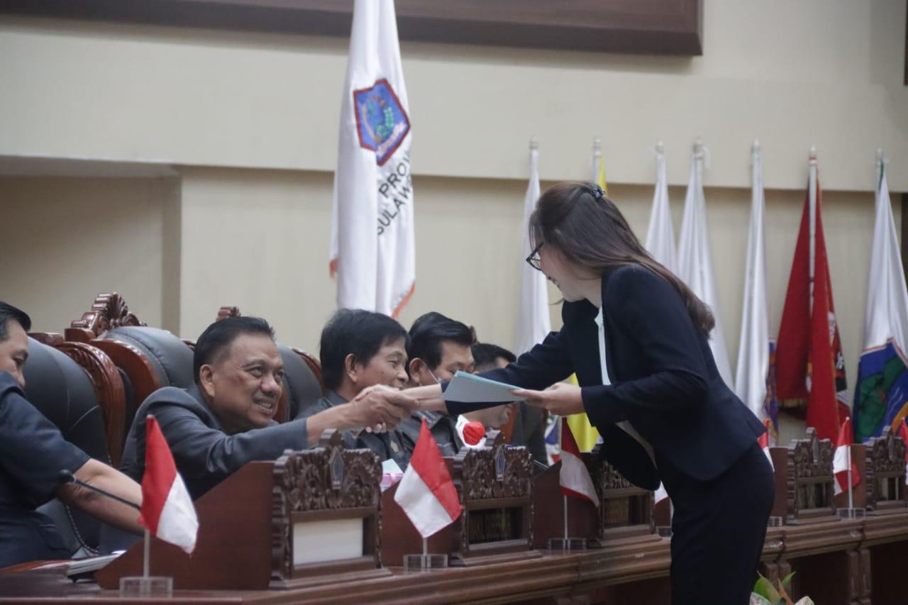 Anggota-DPRD-Sulut-Stella-Marlina-Runtuwene-saat-membacakan-GFJHGJHGJ.jpg