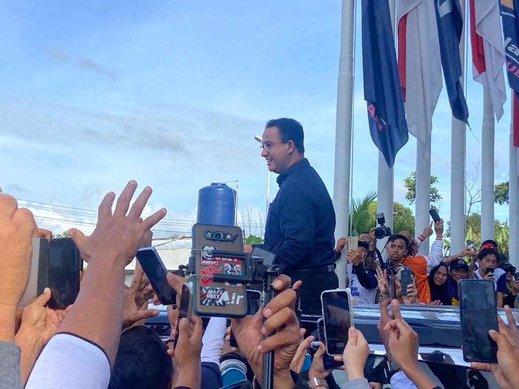 Anies-Baswedan-menyapa-ratusan-pendukungnya-di-Nasdem-Tower-Kota-Manado-g53.jpg