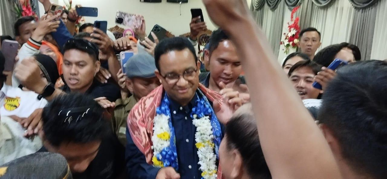 Anies-Baswedan-saat-tiba-di-Manado-dini-hari-ini.jpg