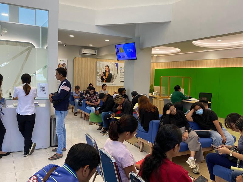 Sejumlah Warga Antre Berjam-jam di Kantor BPJS Ketenagakerjaan Manado untuk Klaim Jaminan Hari Tua