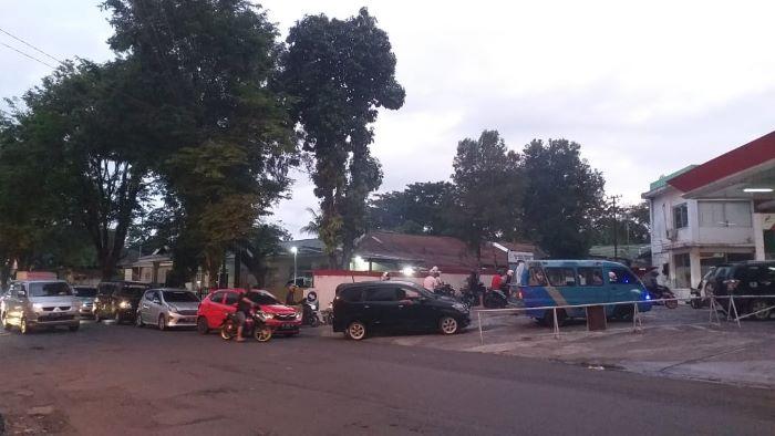 Antrean Solar Masih Mengular di SPBU Sario Manado, Dikeluhkan Pengguna Jalan