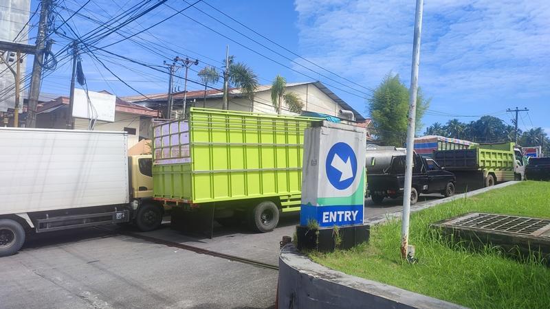 Antrean BBM Solar Kembali Terjadi di SPBU Kairagi Dua Manado Sulawesi Utara