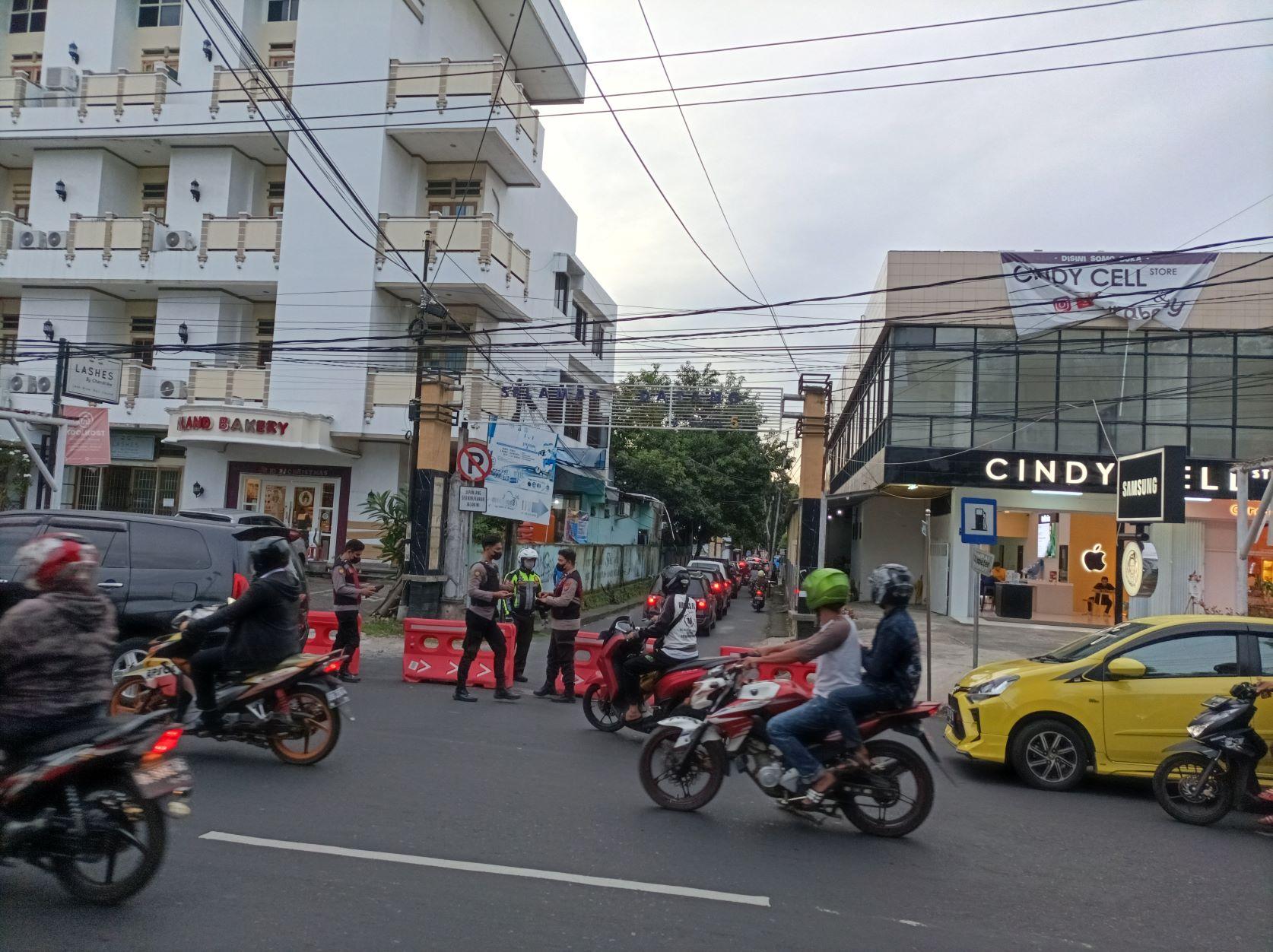 Aparat Polresta Manado Sulawesi Utara Tutup Jalan Tembus Samrat - Boulevard, Banyak Warga Protes