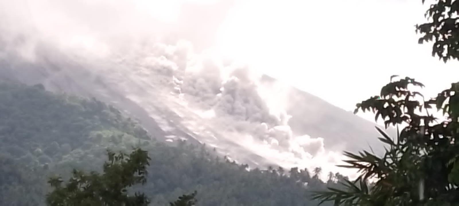 Awan-Panas-guguran-dari-ujung-leleran-lava-Gunung-Karangetang-Foto-baru.jpg