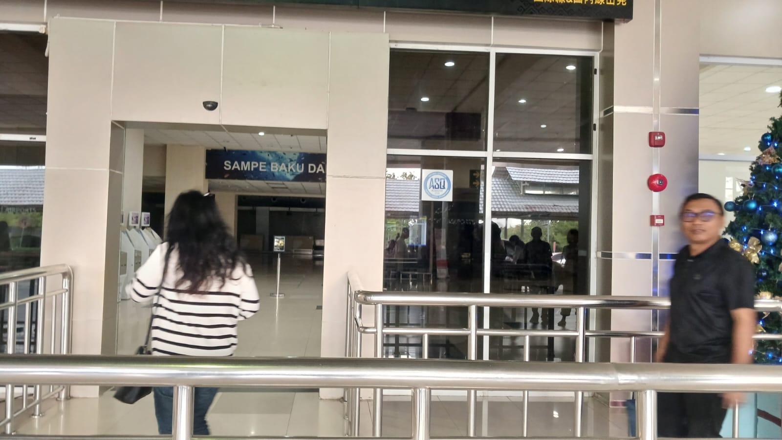 BANDARA-Ibu-Florencia-Wibisono-Neltje-Maramis-masuk-ke-Terminal-Keberangkatan.jpg