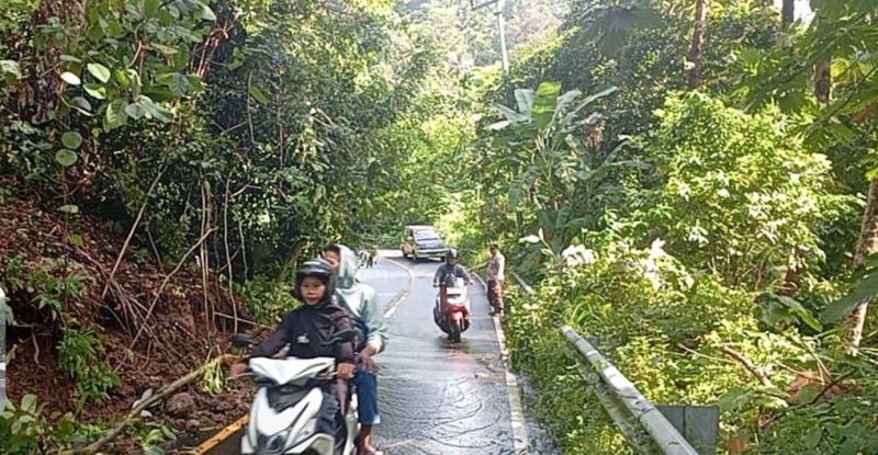 BENCANA-ALAM-Bencana-alam-tanah-longsor-terjadi-di-ruas-jalan-raya9988787.jpg