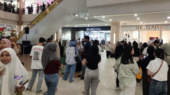 BERHAMBURAN-Suasana-panik-melanda-para-pengunjung-di-sebuah-Mall-di-Gorontaloo00.jpg