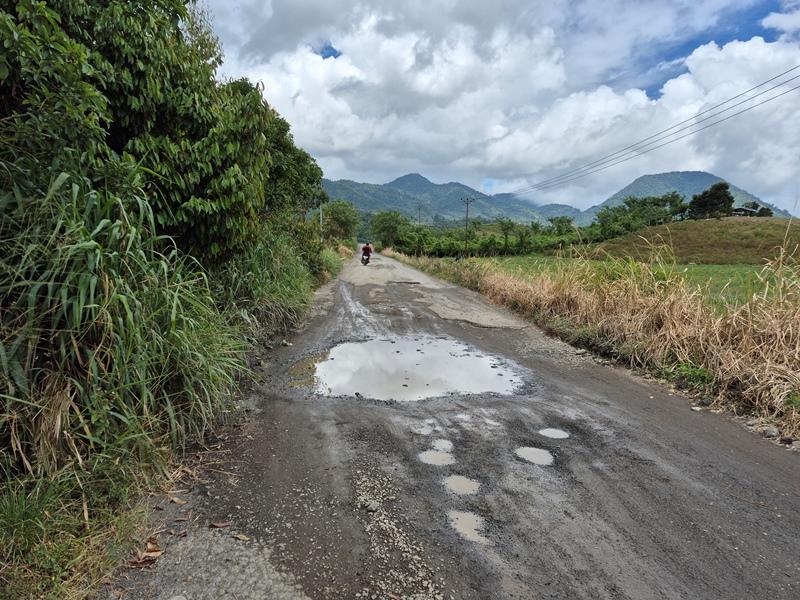 BERLUBANG-Jalan-di-perbatasan-Minsel-Bolmong-yang-penuh-dengan-lubang657.jpg