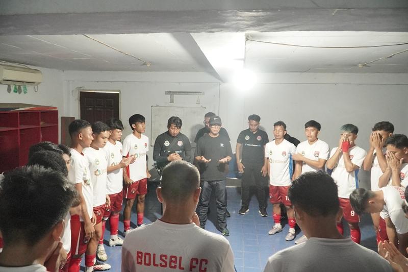 Suporter Bolsel FC Sudah Datang Sejak Sabtu, Borong Kaos dan Marchendise