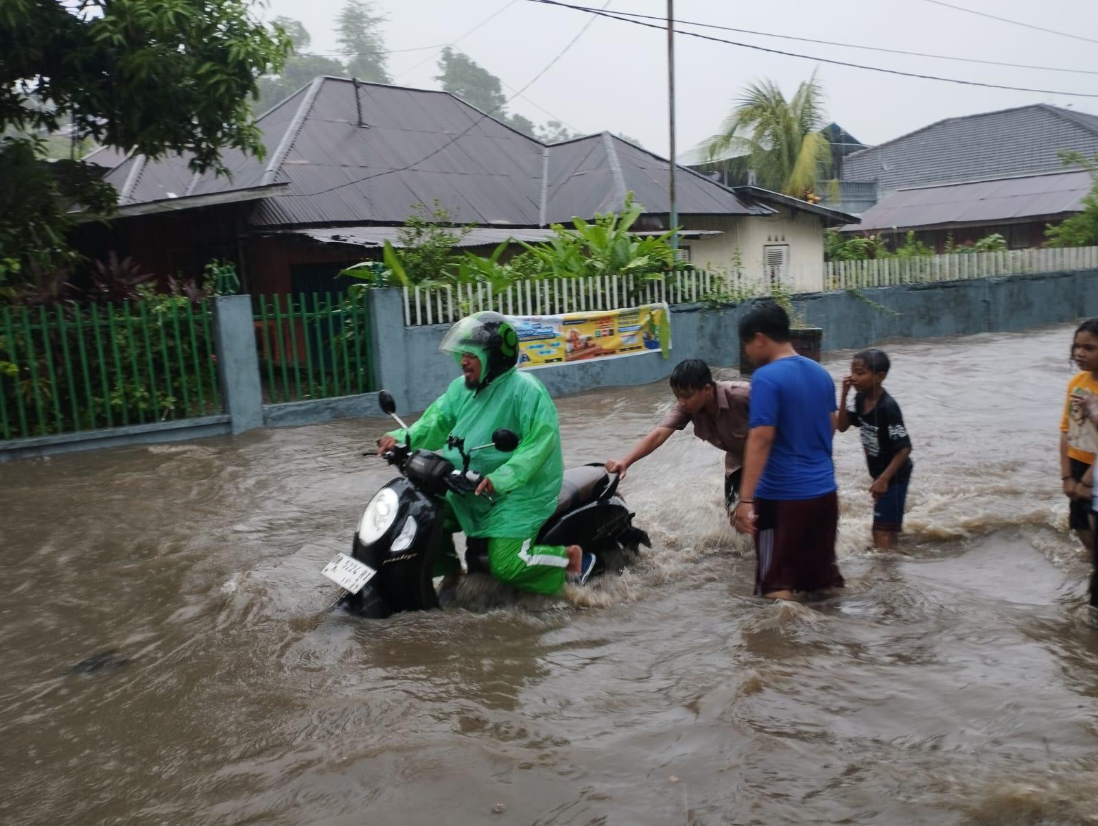 Banjir-di-Kombos-Barat-Singkil-Manadofgjhgfjghjghj.jpg