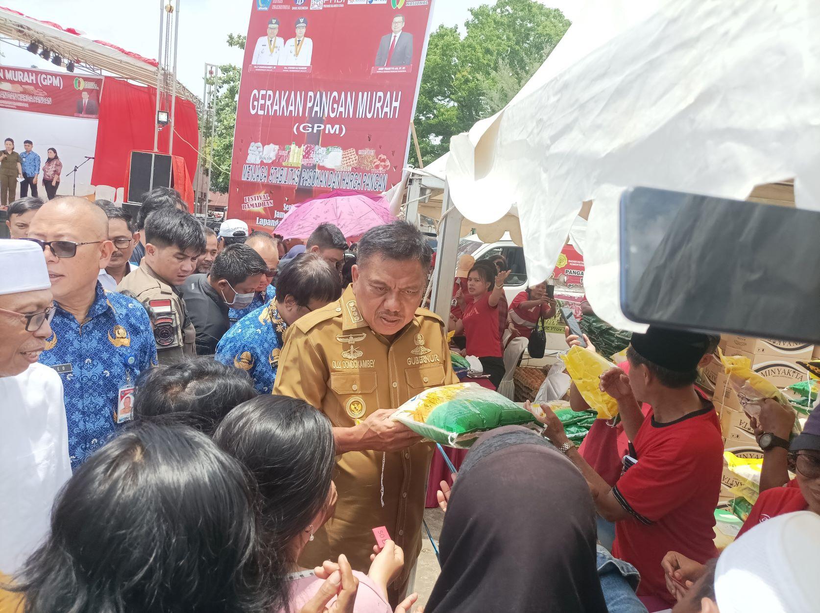 Olly Dondokambey Panas-Panasan Bagi Beras ke Warga di Lapangan Ketang Baru Manado Sulawesi Utara