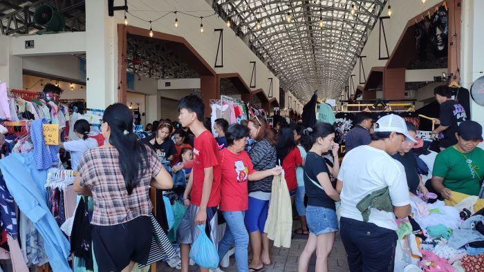 Hadir di Kawasan Megamas Manado Sulawesi Utara, Bazaar Serba Rp12 Ribu Diserbu Warga