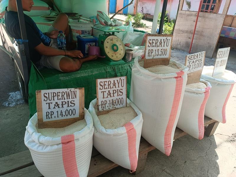 Beras-di-Pasar-Tradisional-Poyowa-Kecil-KotamobaguYKIUYI9.jpg