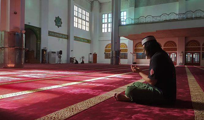 Berdoa-di-Masjid-Raya-Ahmad-Yani-Manado-Sulawesi-Utara.jpg