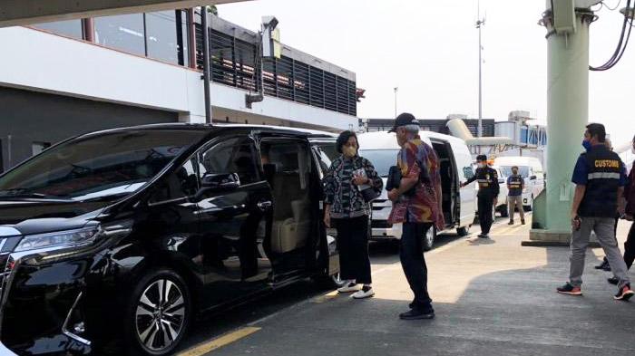 Sri Mulyani Ketahuan Bawa Mobil Alphard Masuk Apron Bandara Soetta? Warganet: Kementerian Sultan