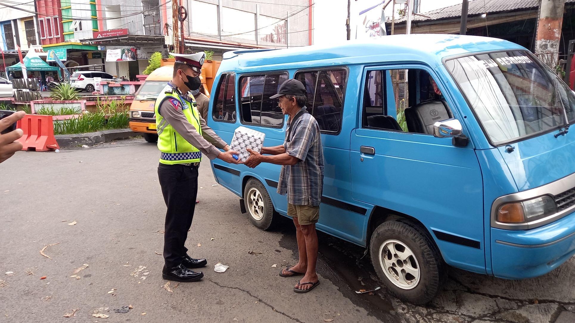 Sat Lantas Polres Minahasa Utara Peduli, Bagikan Sembako Pada Tukang Ojek dan Sopir Angkutan Umum