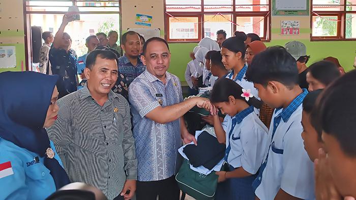 Bupati-Bolmong-Yusra-Alhabsyi-membagikan-seragam-gratis-kepada-siswa-di-SMPN-1-Lolak-Foto.jpg