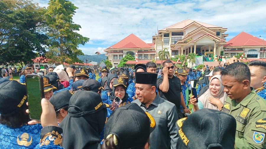 Bupati-Bolmong-Yusra-Alhabsyi-usai-menyerahkan-SK-turun-untuk-memberikan-selamat.jpg