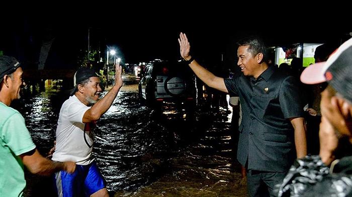 Bupati-Boltim-Sam-Sachrul-Mamonto-bertemu-warga-di-lokasi-banjir-di-Nuangan-Boltim.jpg
