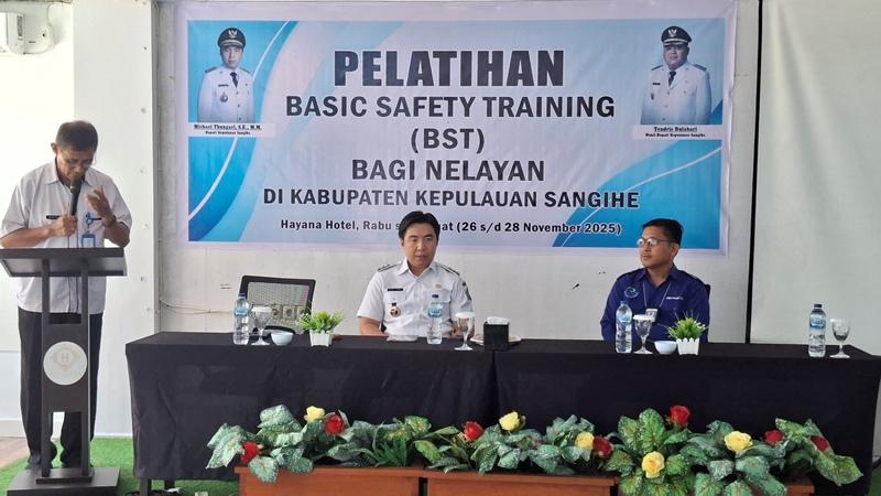 Bupati Sangihe Michael Thungari Buka Pelatihan Basic Safety Training Bagi Nelayan