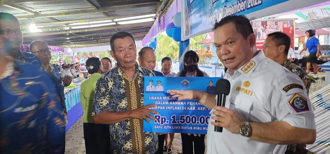 Bupati-Kepulauan-Talaud-Elly-lasut-mengunjungi-Desa-Pampalu-Beo-Selatan.jpg